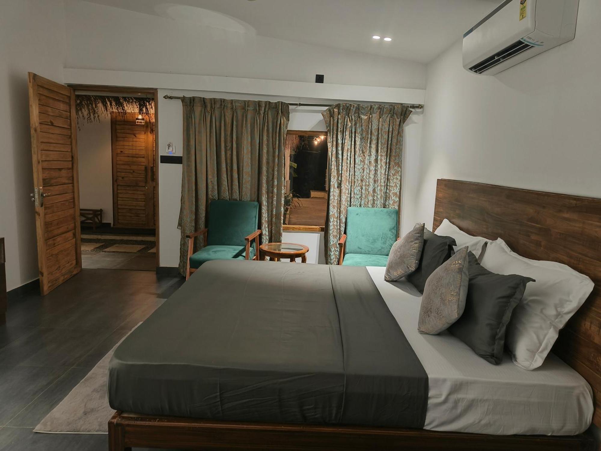 Aqua Ashwem Hotel *